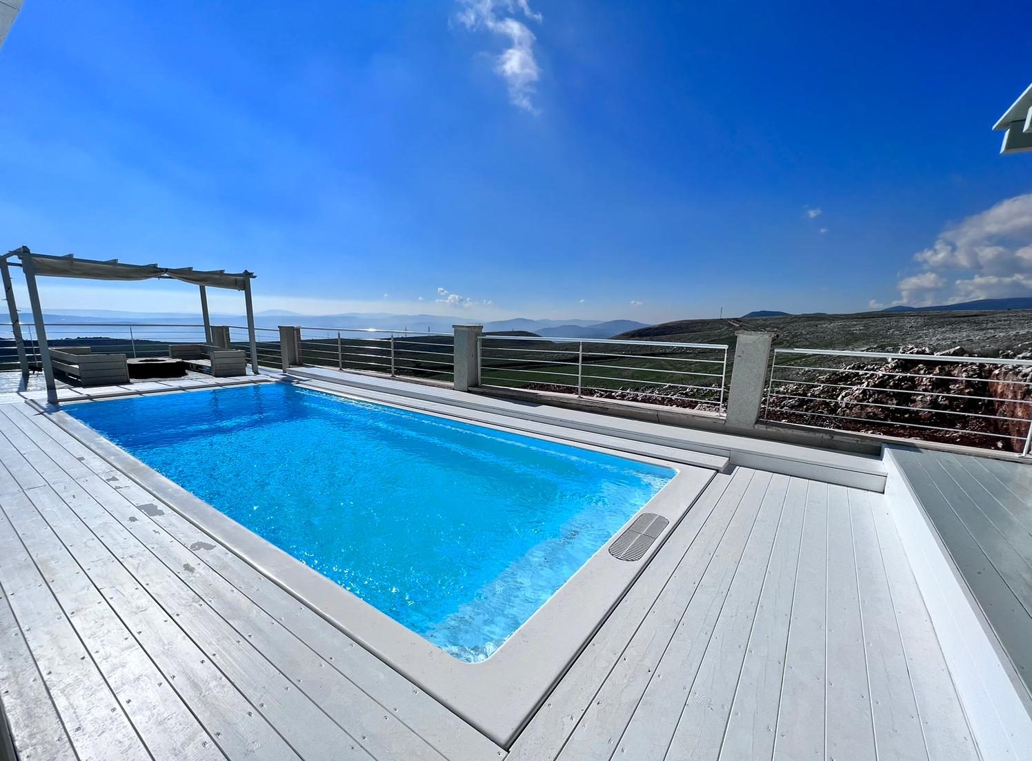 התקנת בריכת שחיה פיברגלס בבית פרטי