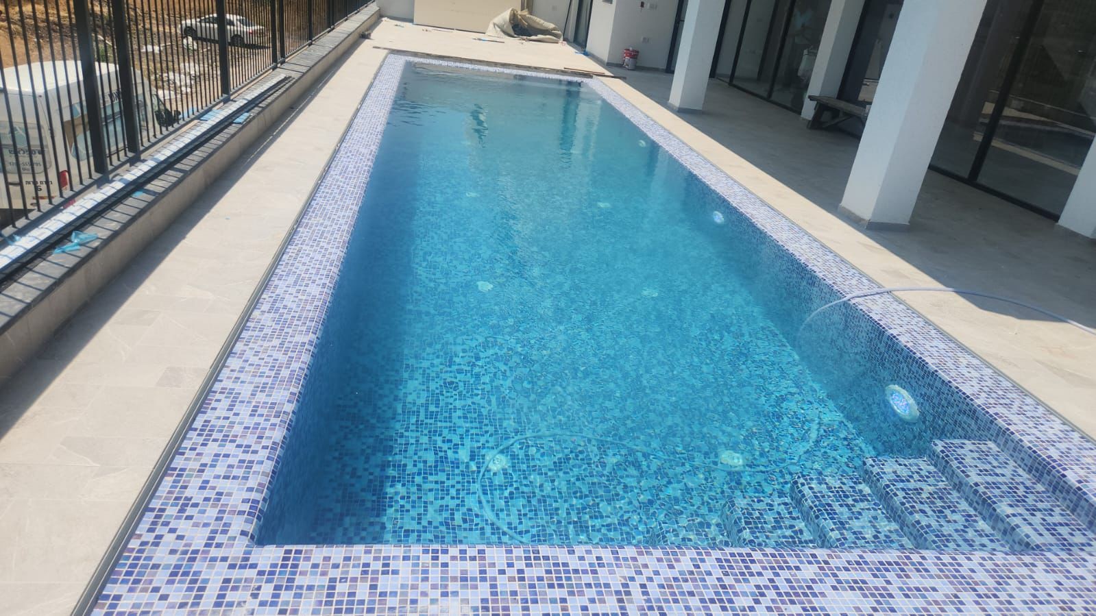 Read more about the article ההבדלים בין בריכה מבטון או מפיברגלס, ומה עדיף?